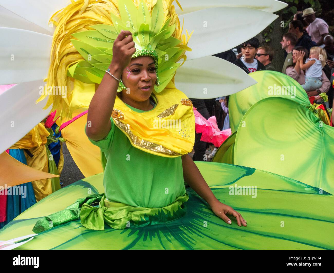 2022 de agosto de 29 - Reino Unido - Yorkshire - Leeds West Indian Carnival - bailarín de colores en el desfile que regresa a lo largo de la avenida Harehills Avenue Foto de stock