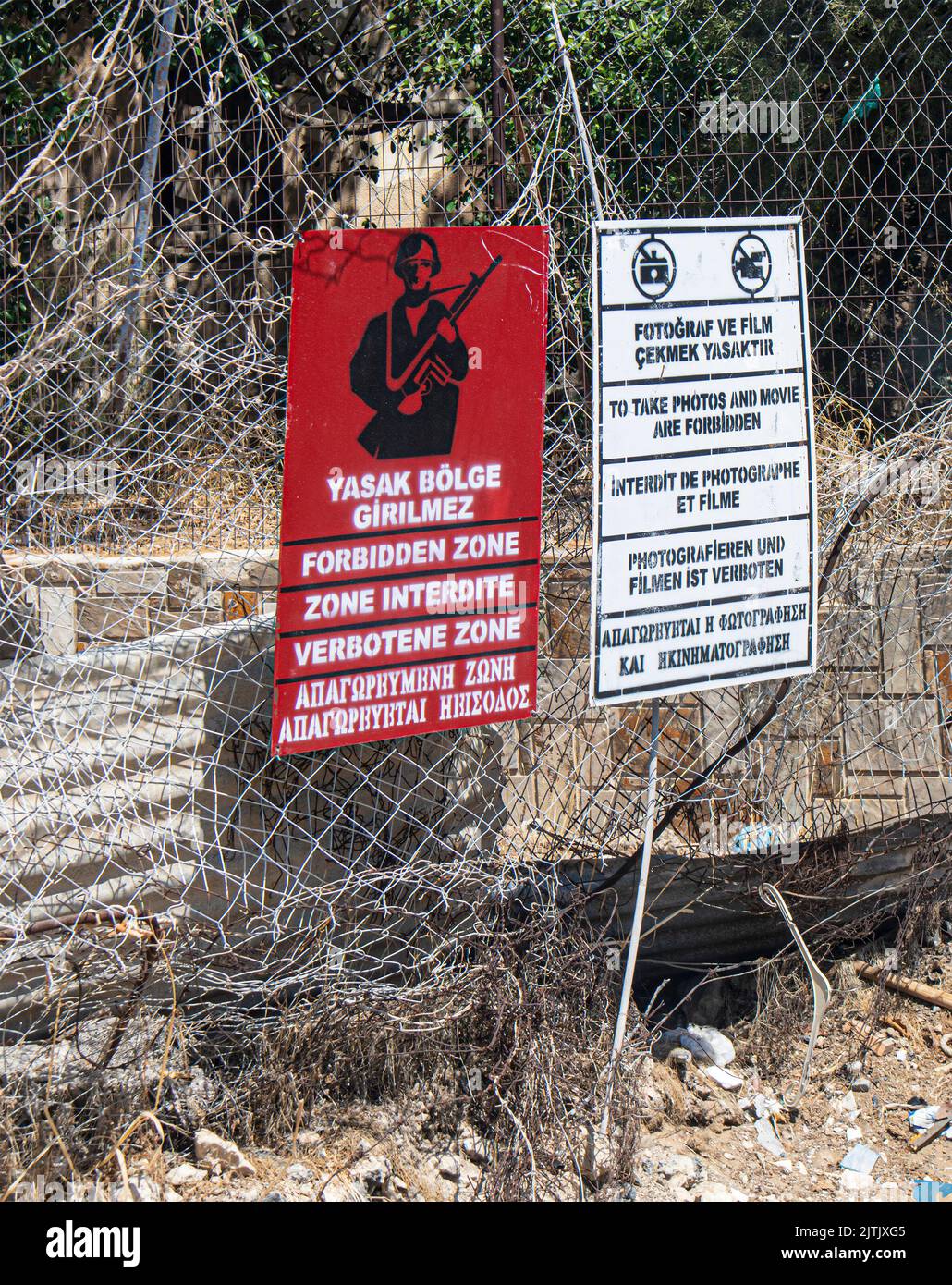Varosha, Chipre - 23 de agosto de 2022 - Zona Prohibida en la ciudad turística fantasma abandonada de Varosha, Famagusta, Chipre Foto de stock