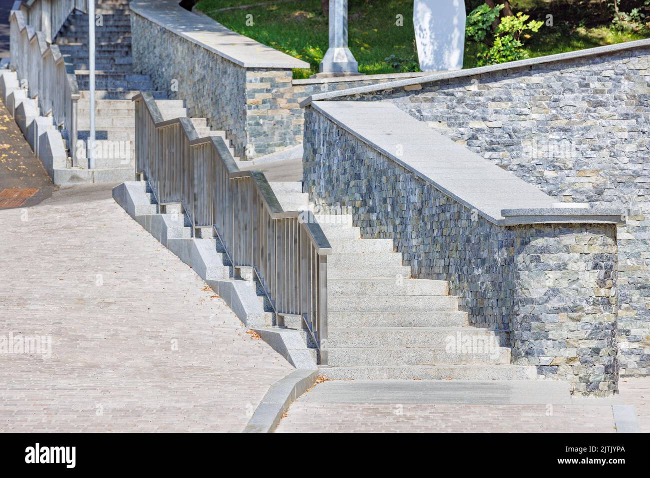 Escalera De Piedra Con Barandillas De Acero Inoxidable En El Parque.  Ascenso Por Una Pendiente Empinada A Lo Largo De Las Escaleras. Fotos,  retratos, imágenes y fotografía de archivo libres de derecho.