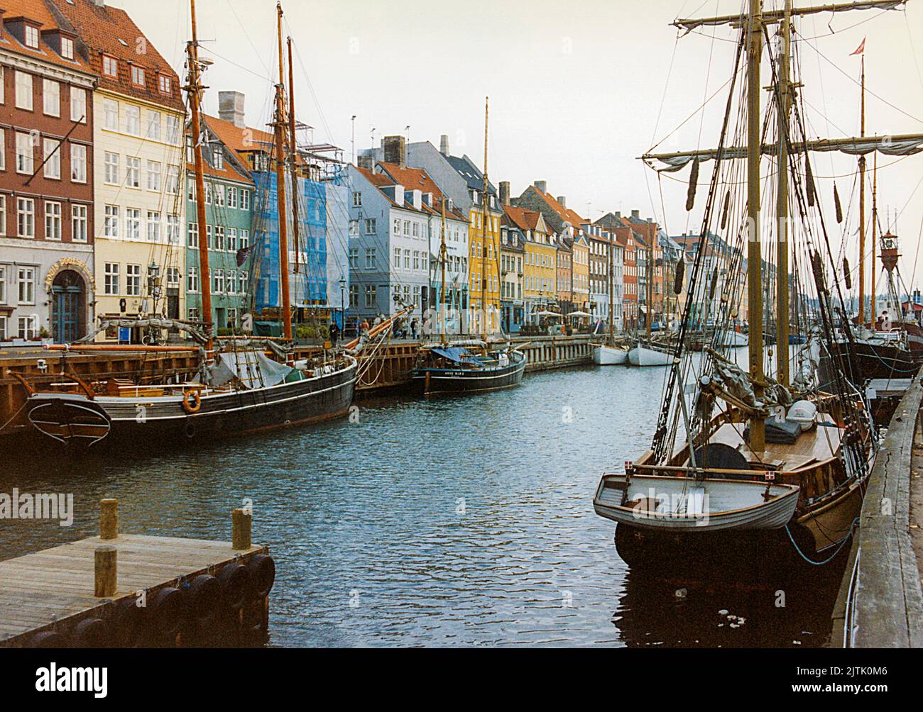 COPENHAGUE Nyhavn con sus pequeños cafés y bares a lo largo de la zona del puerto Foto de stock