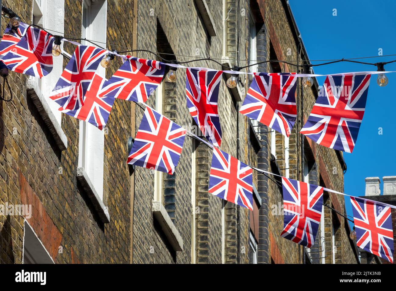La bandera británica de la Union Jack garlands en una calle de Londres, Reino Unido Foto de stock