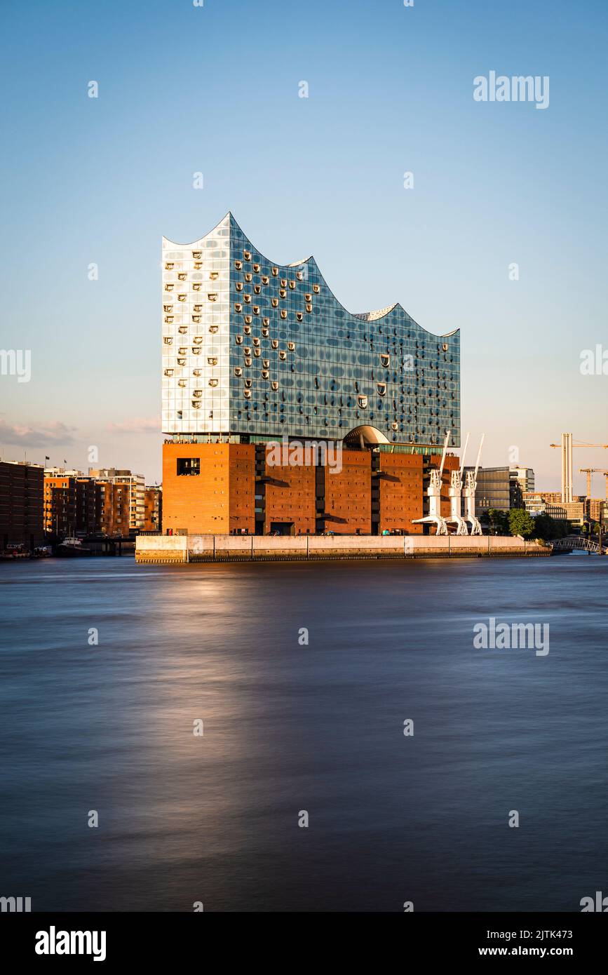 La Filarmónica del Elba y Hafencity en el puerto de Hamburgo al sol de la tarde, Alemania Foto de stock