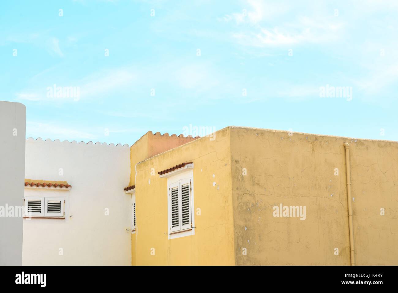 Villa española con fondo azul cielo pintado en auténticos colores tradicionales Foto de stock