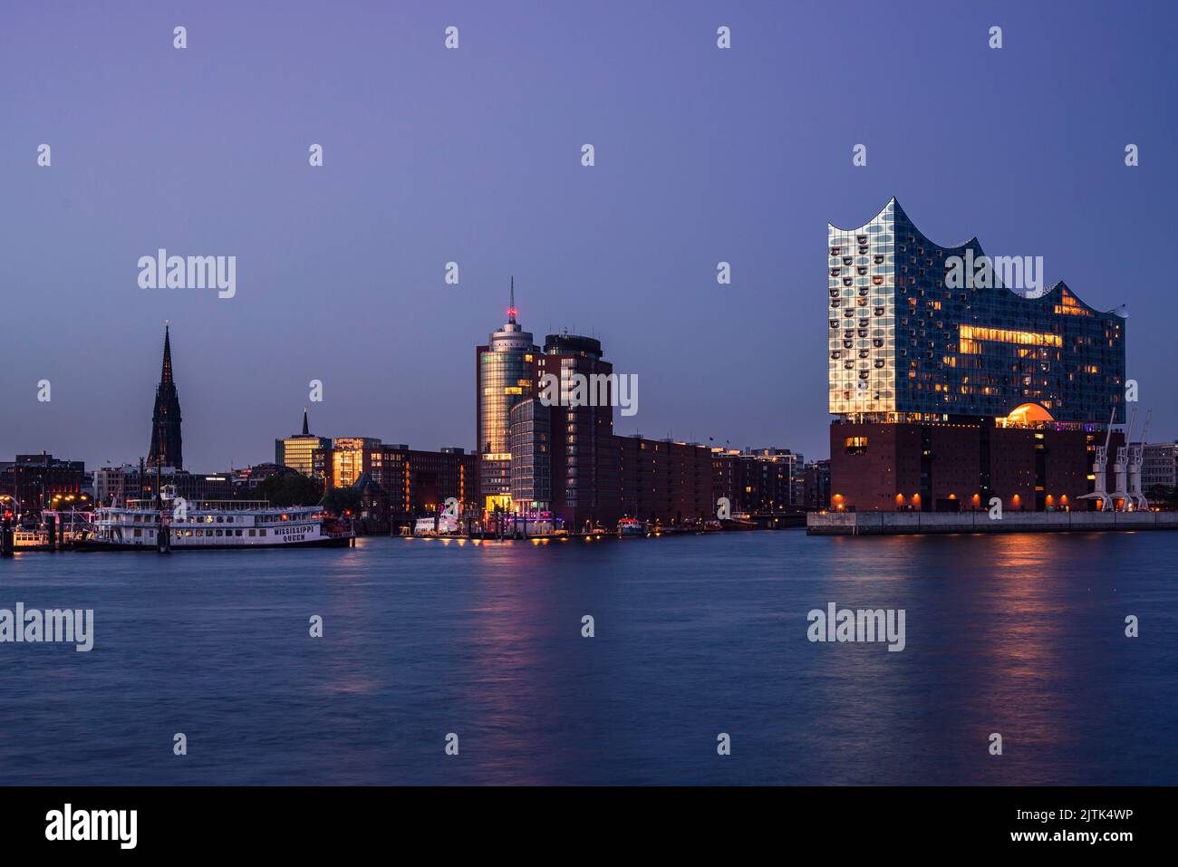 La Filarmónica del Elba en el puerto de Hamburgo brilla en la hora dorada del anochecer, Hamburgo, Alemania Foto de stock