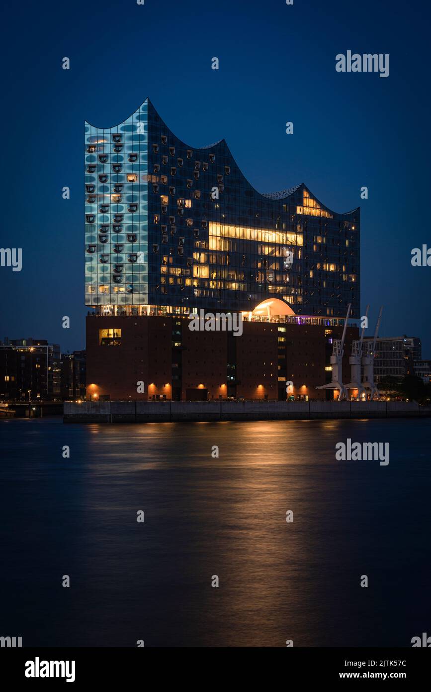 La Filarmónica del Elba en el puerto de Hamburgo brilla en la hora azul del anochecer, Hamburgo, Alemania Foto de stock
