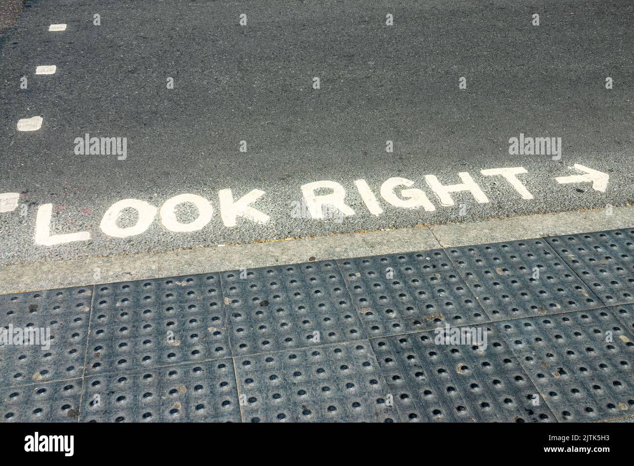 Mira a la derecha, escrito en un cruce de peatones en Londres, Reino Unido Foto de stock