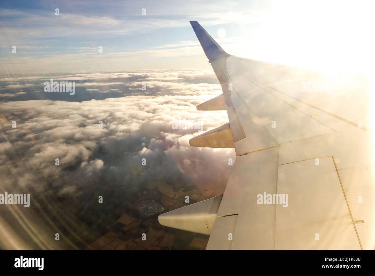 Vista desde una ventana de avión al inicio de un viaje Foto de stock