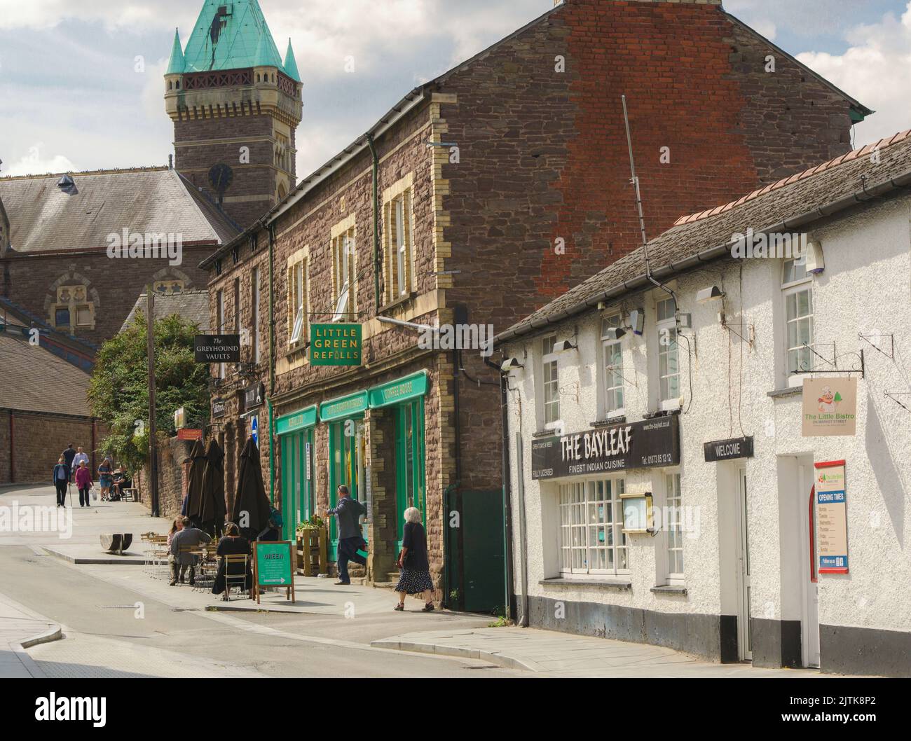 Una vista de Market St, Abergavenny, Monmouthshire, mostrando el Ayuntamiento de fondo. Foto de stock