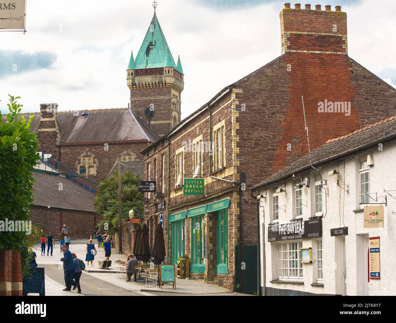 Una vista de Market St, Abergavenny, Monmouthshire, mostrando el Ayuntamiento de fondo. Foto de stock