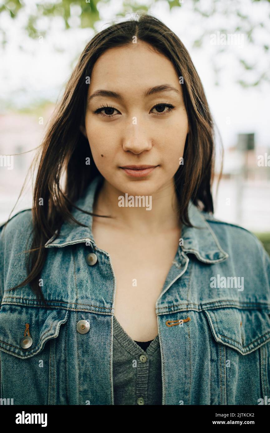 Retrato de una mujer joven segura con chaqueta vaquera Foto de stock