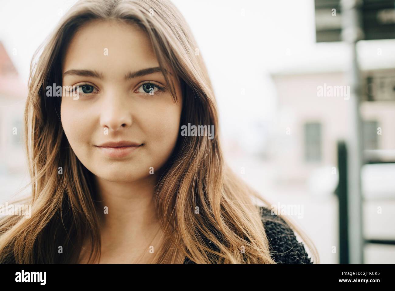 Retrato de mujer sonriente con pelo marrón Foto de stock