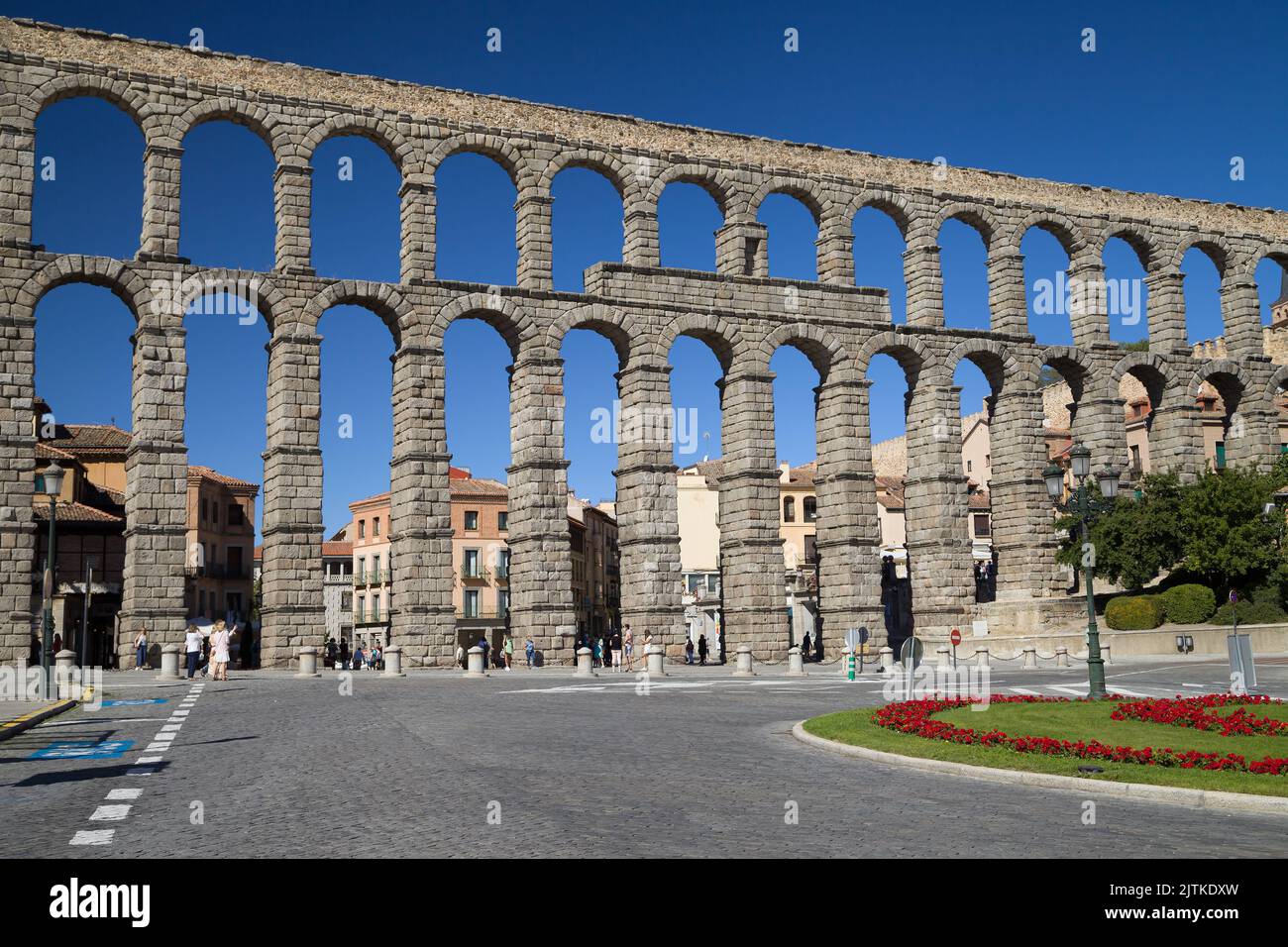 Segovia, España - 22 de agosto de 2020: Acueducto de Segovia desde Plaza Artilleria, Segovia, España. Foto de stock