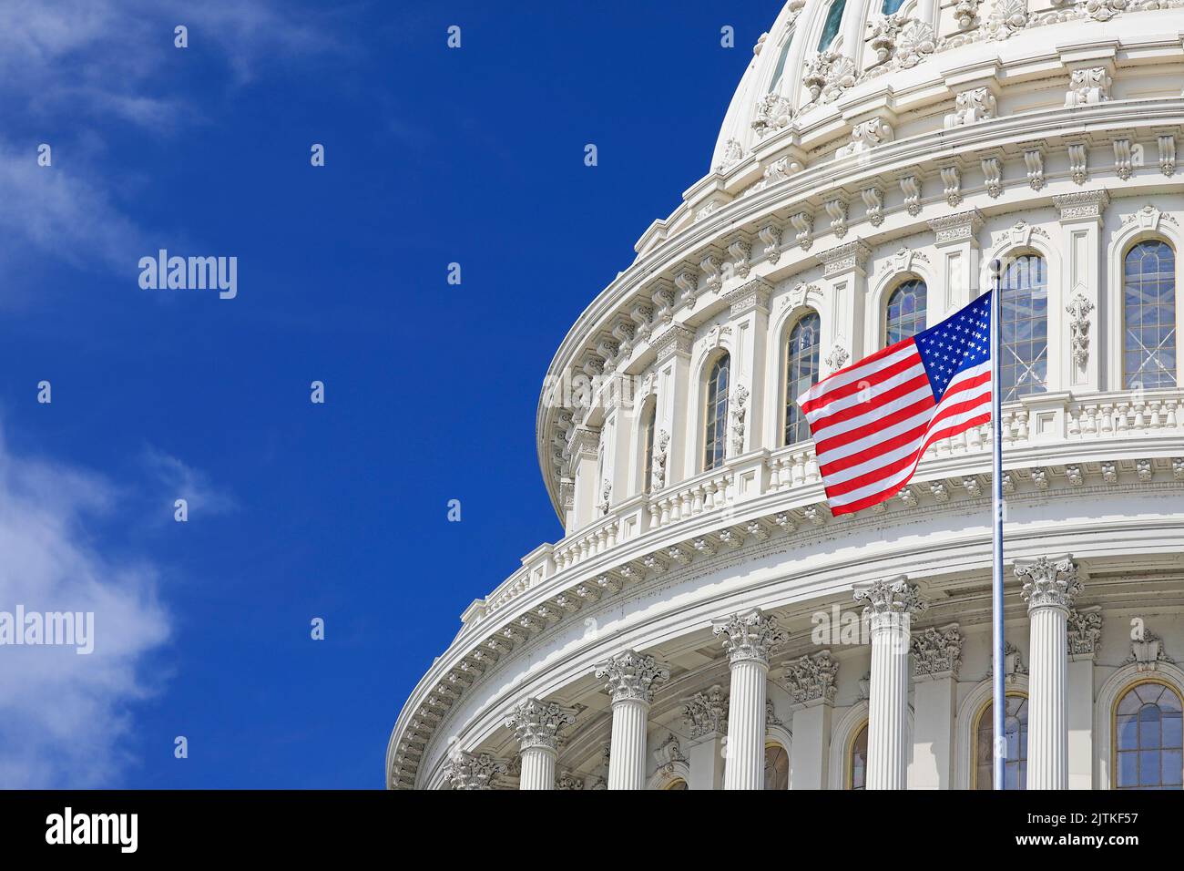 Detalle de cúpula del Capitolio de Washington DC con bandera americana ondulada Foto de stock