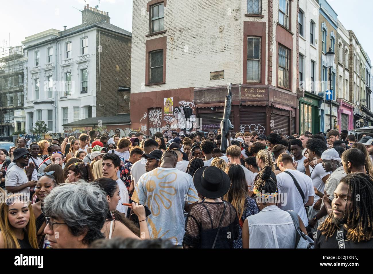 Reunión de música cerca del Westway en la zona de Ladbroke Grove, al oeste de Londres durante el Carnaval de Notting Hill, 2022. Foto de stock