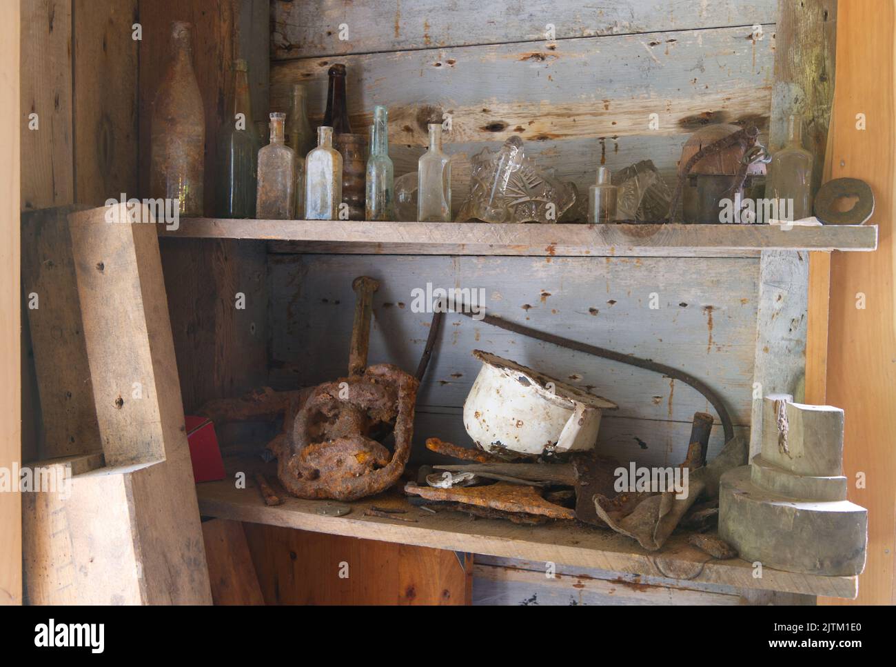 Artículos en una estantería del histórico Brewster Grist Mill en Cape Cod Foto de stock