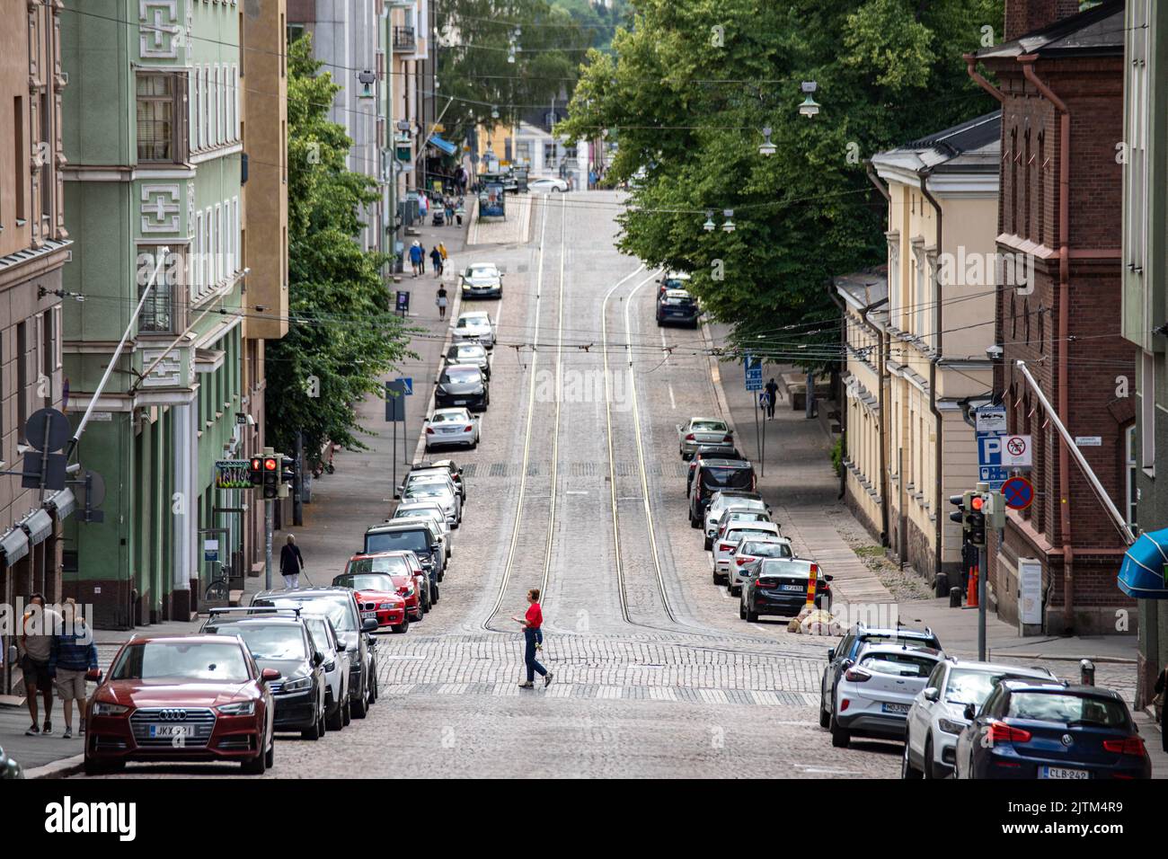 Snellmaninkatu vista a la calle en el distrito Kruununhaka de Helsinki, Finlandia Foto de stock