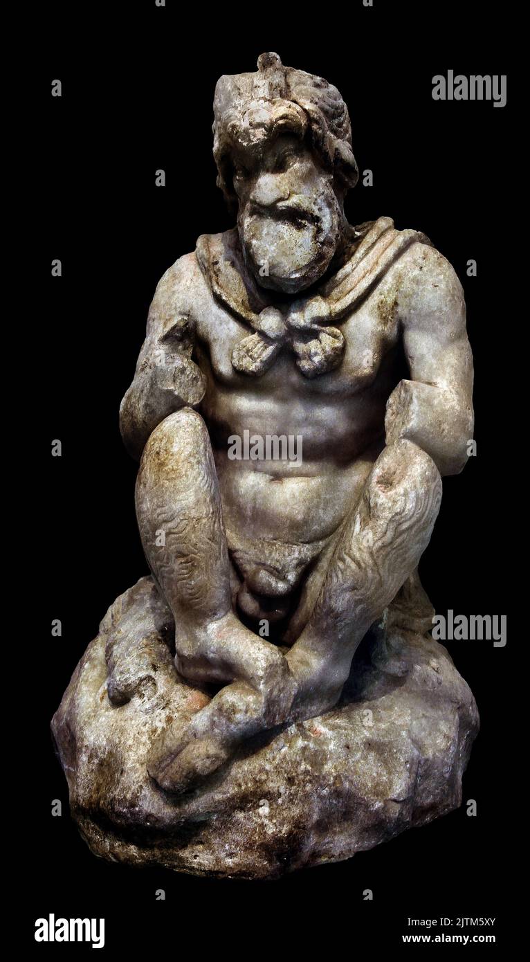 Estatuilla de Pan (2nd céntimos. A.C.) Museo Arqueológico Nacional de Atenas. mármol. Se encuentra en el Olimpo, Atenas. El dios de patas de cabra se sienta con piernas cruzadas sobre una roca cubierta con piel de animal. Él habría sostenido la cacerola en sus manos. Foto de stock
