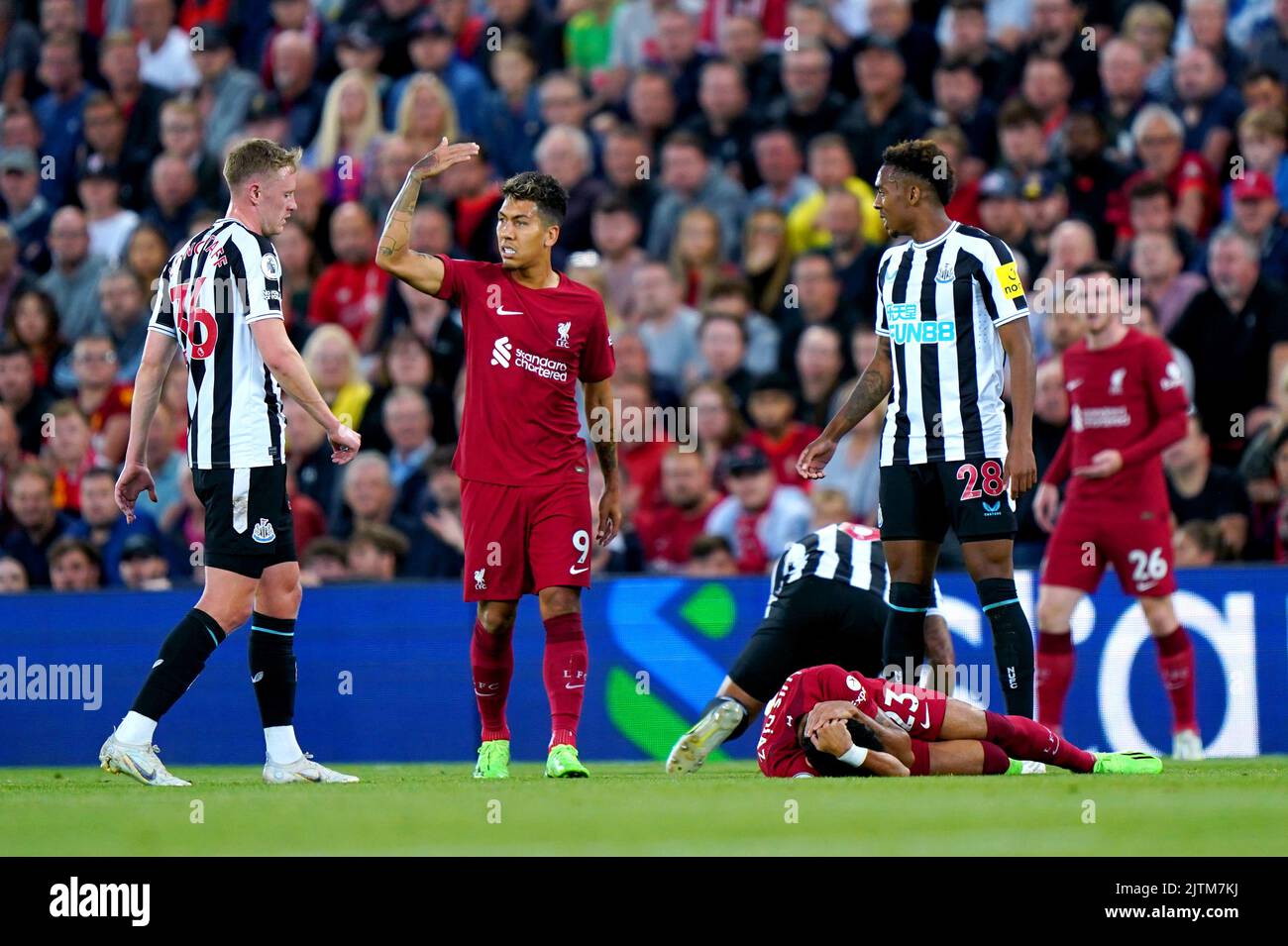 Luis Díaz del Liverpool yace herido en el campo el partido de la Premier League en Anfield, Liverpool. Fecha de la foto: Miércoles 31 de agosto 2022 Fotografía de stock -