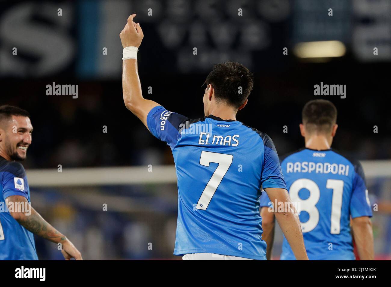 Eljif Elmas de Nápoles celebra después de los resultados durante el partido  de fútbol italiano Serie A SSC Napoli vs US Lecce el 31 de agosto de 2022  en el estadio Diego