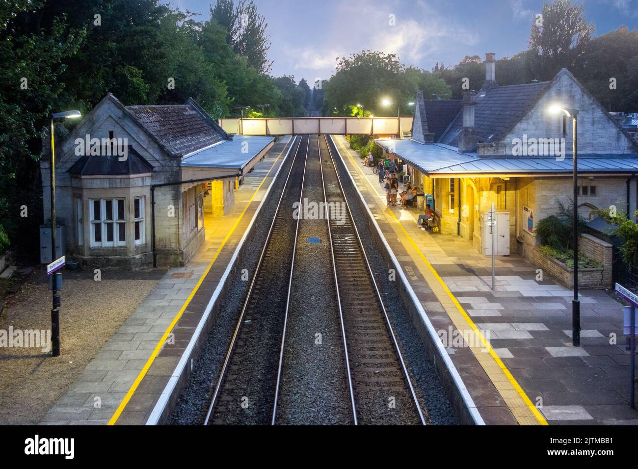 La estación de tren Great Western Railways iluminada en la ciudad de mercado de Wiltshire de Bradford en Avon Foto de stock