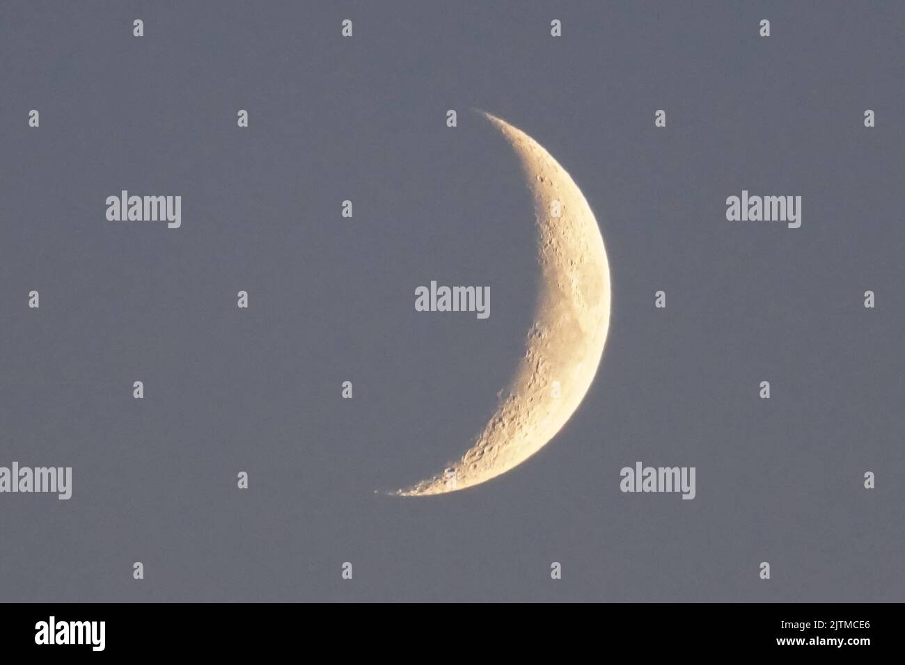 Rainham, Essex, Reino Unido. 31st de Ago de 2022. Clima en el Reino Unido: 17% de la creciente luna sobre Rainham, Reino Unido. Crédito: Marcin Rogozinski/Alamy Live News Foto de stock