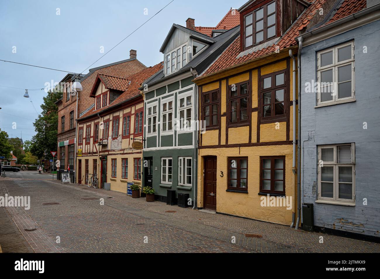 Calle con casas antiguas en el centro de Odense, Dinamarca, 28 de agosto de 2022 Foto de stock