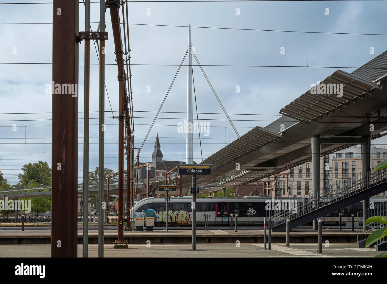 parada de tren en una plataforma bajo byens bro en la estación de ferrocarril de Odense, Dinamarca, 28 de agosto de 2022 Foto de stock