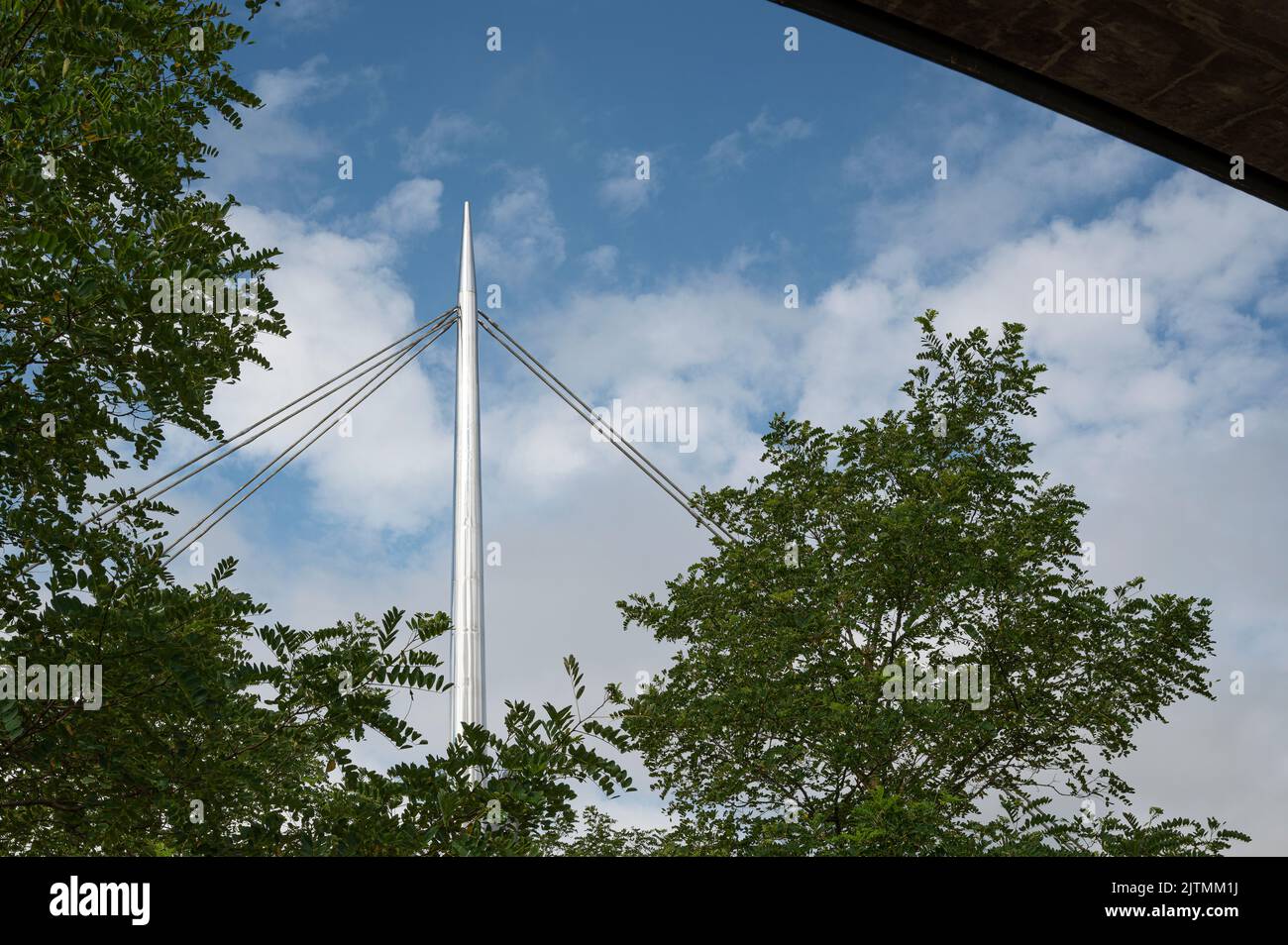 Byens bro es un bypass de bicicleta curva sobre la estación de ferrocarril en Odense, Dinamarca, 28 de agosto de 2022 Foto de stock