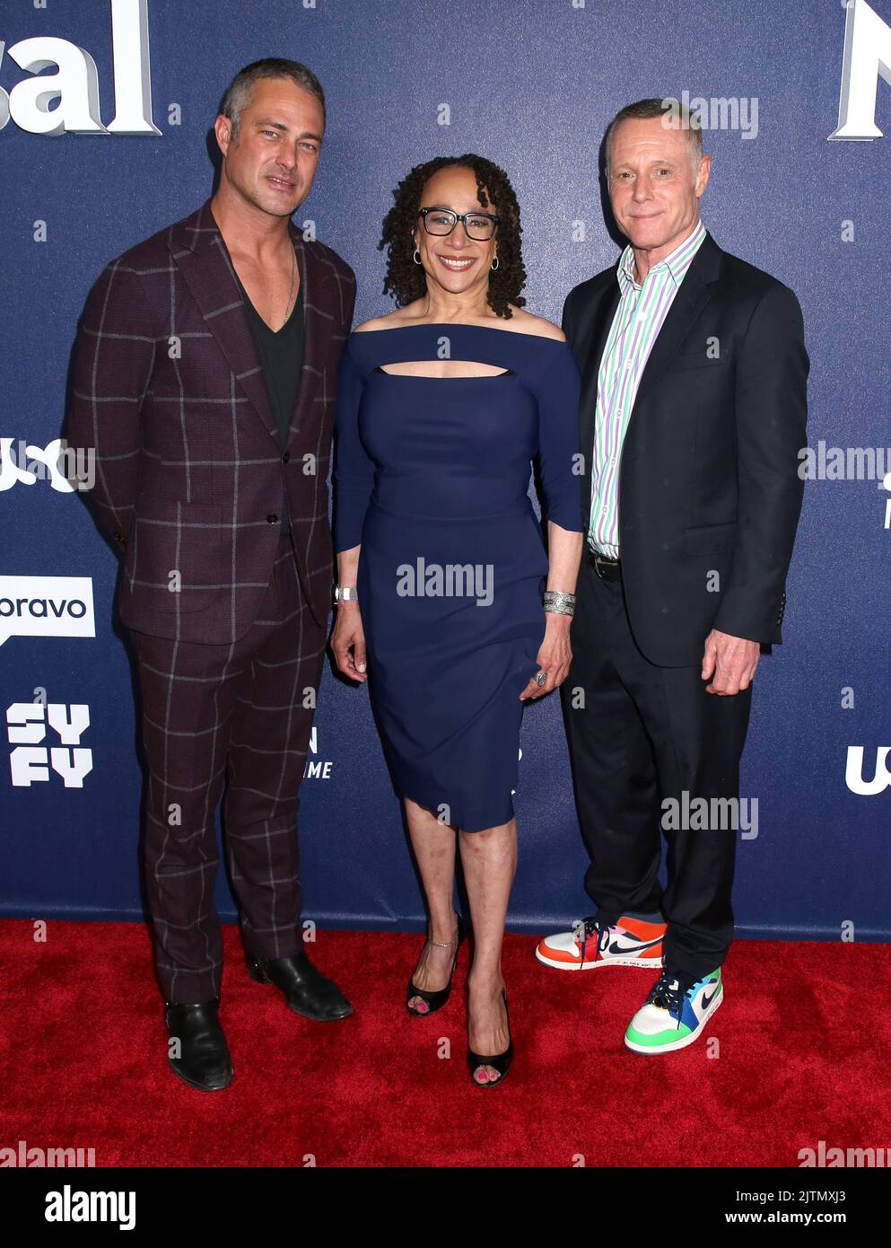 Taylor Kinney, S. Epatha Merkerson y Jason Beghe asisten a la