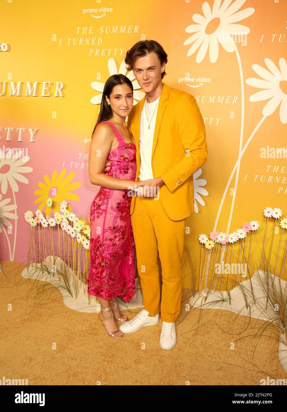 Christopher Briney y su novia Isabel asisten al estreno de 'The Summer