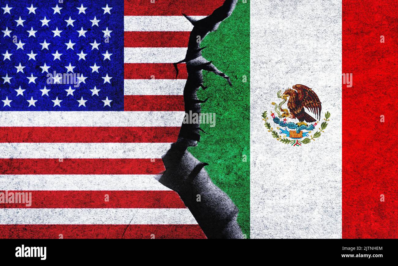 EE.UU. Vs México banderas en una pared con una grieta. México y Estados Unidos de América Conflicto político, crisis de guerra, relación económica, concepto comercial Foto de stock