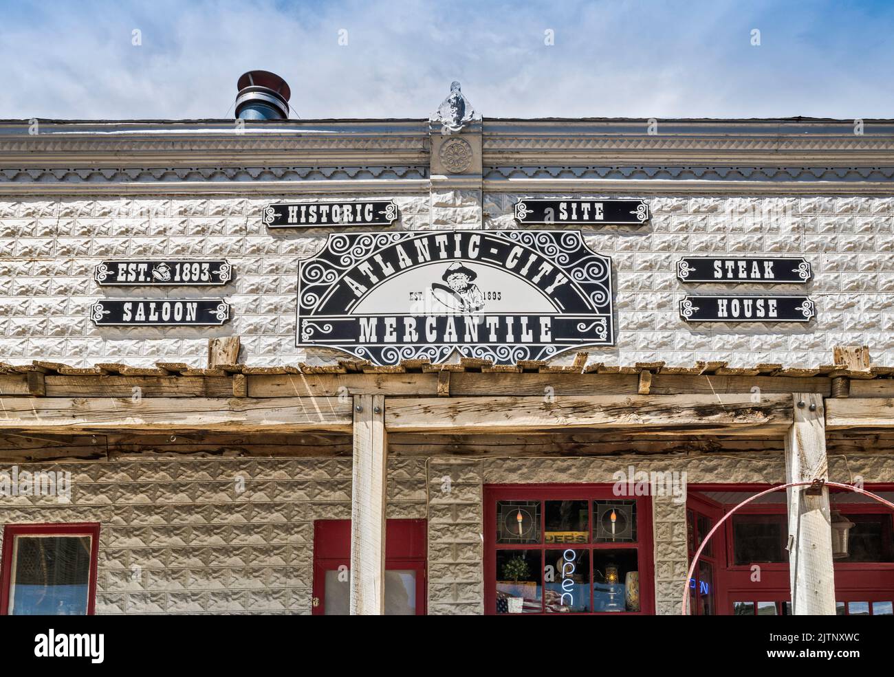 Cartel de la tienda en el edificio frontal falso, Giessler Store y la oficina de correos alias Atlantic City Mercantile, 1893, ahora restaurante especializado en bistecs, en Atlantic City, Wyoming, EE.UU Foto de stock