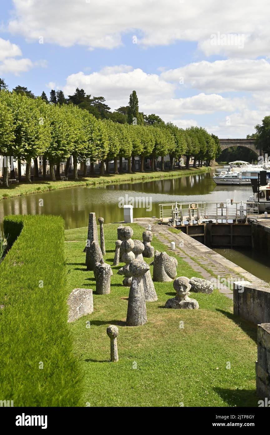 El puerto de Briare en el río Loira y el Canal Latéral de la Loire y el Canal de Briare es un importante intercambio de navegación Foto de stock