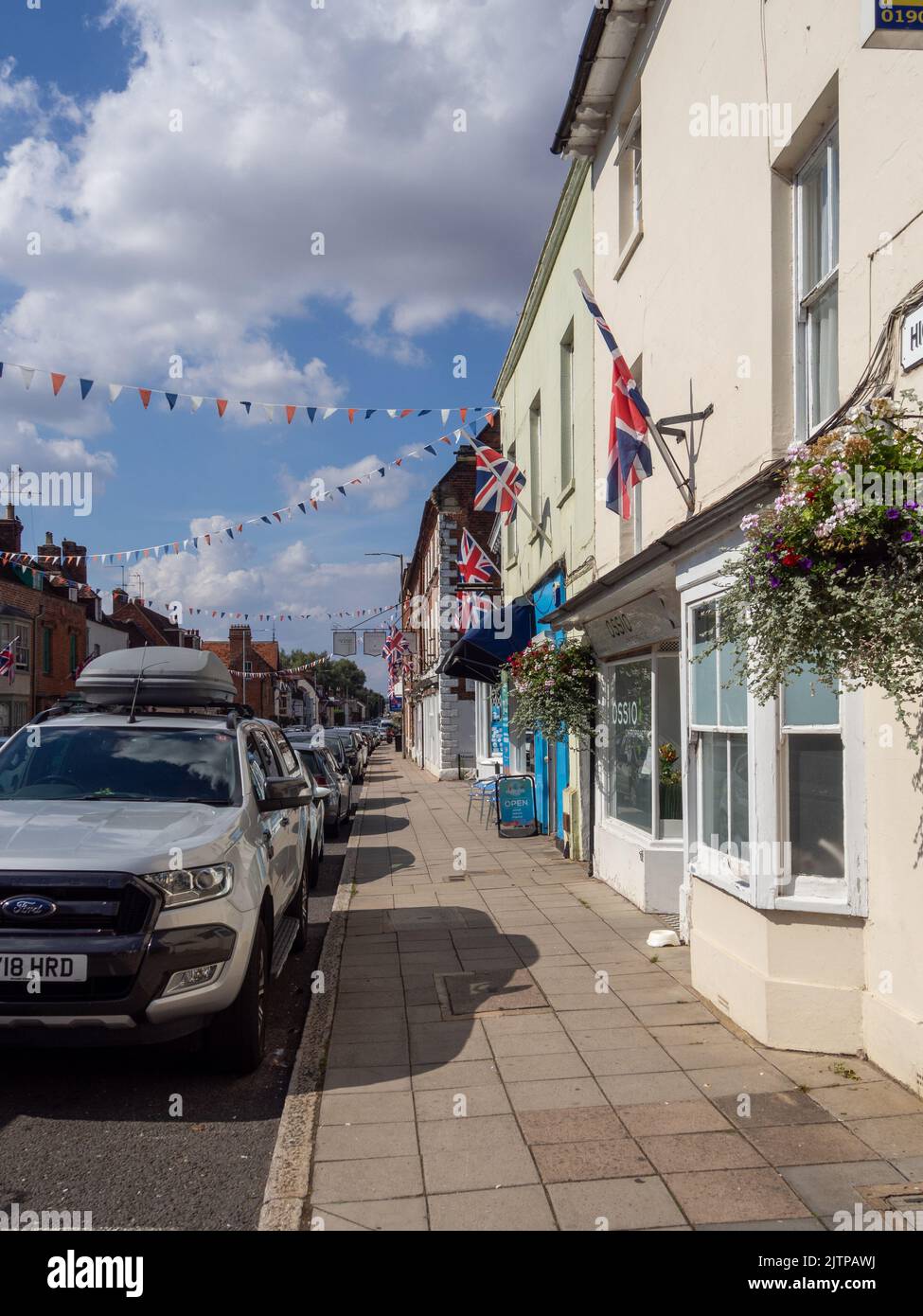 Típico High Street británico con una mezcla de cadenas y minoristas independientes, Stony Stratford, Buckinghamshire, Reino Unido Foto de stock