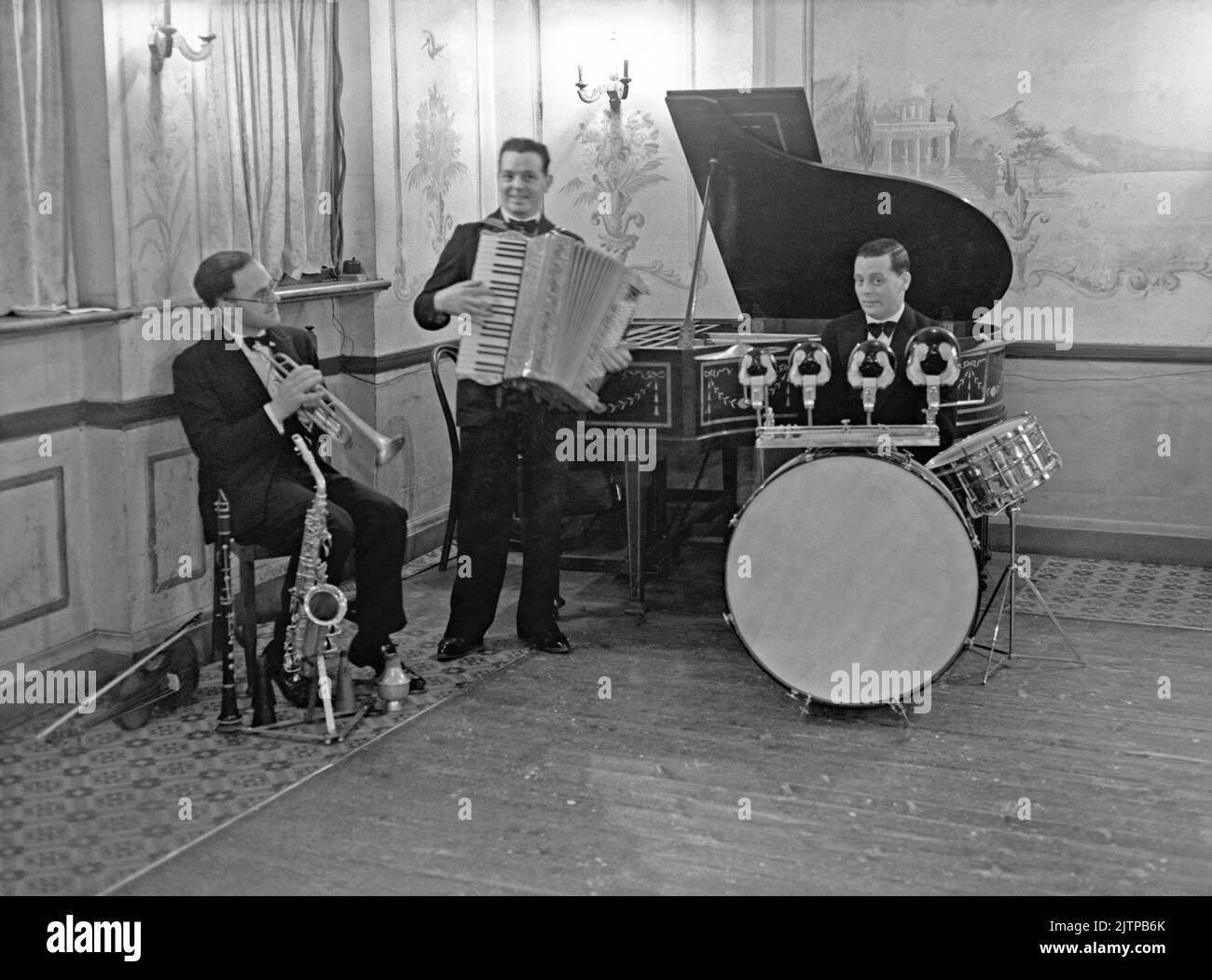 Una banda de baile británica, The W Johnson Trio, en el Unity Hall, Brixton, Londres, Reino Unido, en enero de 1938. Las primeras bandas de danza y swing tuvieron su apogeo en el Reino Unido durante los años 1920s–30s. Las bandas tocaban en los salones de baile y en los salones de baile del hotel. Tocaban música melódica y de buen tiempo y los jugadores individuales tocaban en varias bandas. Esta imagen es de un negativo de vidrio antiguo, una fotografía de la época 1930s. Foto de stock
