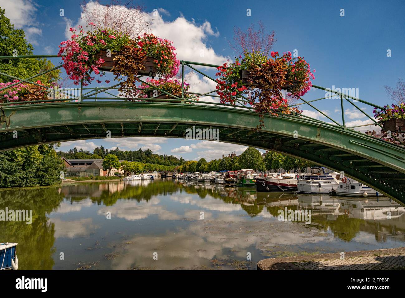 El puerto de Briare en el río Loira y el Canal Latéral de la Loire y el Canal de Briare es un importante intercambio de navegación Foto de stock