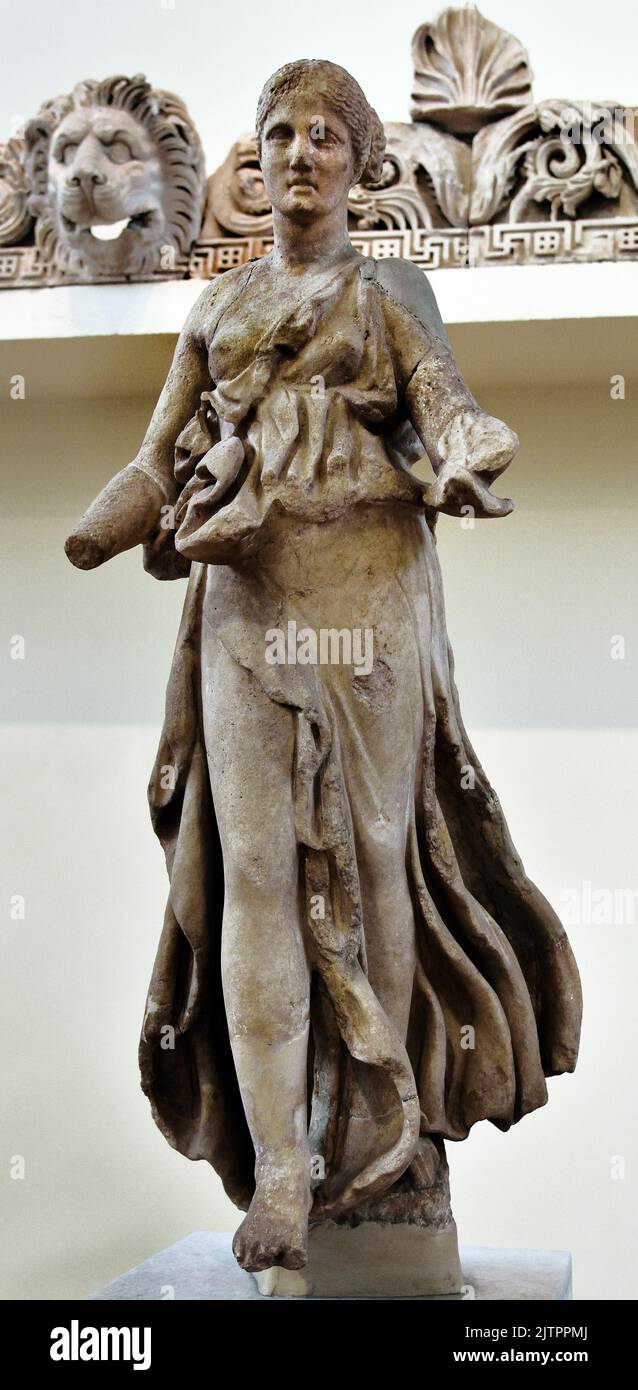 Templo de Artemis de Nike, las alas fueron hechas de una pieza separada de mármol, establecido en las bases conservadas, hombros de la figura, a finales de 4th c.. BC, Museo Arqueológico Nacional de Atenas. Foto de stock