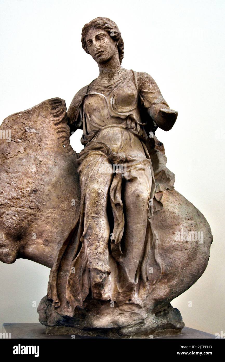 Estatua de mármol, Nereid o Aura a caballo, Templo de Asklepios en Epidauros, Peloponeso 380 aC, Museo Arqueológico Nacional de Atenas. Foto de stock