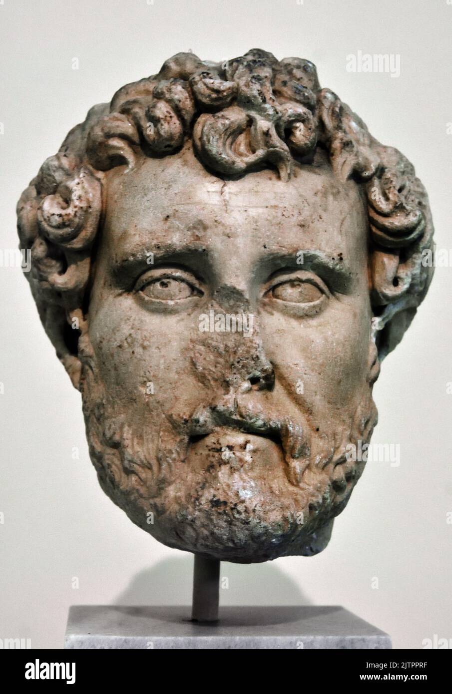 Colosal cabeza retrato del emperador romano Adriano (117-138 d.C.), encontrado en Atenas. Museo Arqueológico Nacional de Atenas. Mármol, Foto de stock