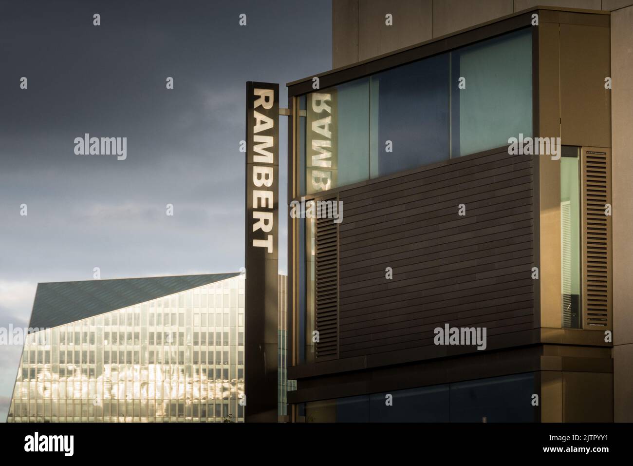 Edificio Rambert diseñado por Allies y Morrison, Upper Ground, Londres, SE1, Inglaterra , REINO UNIDO Foto de stock