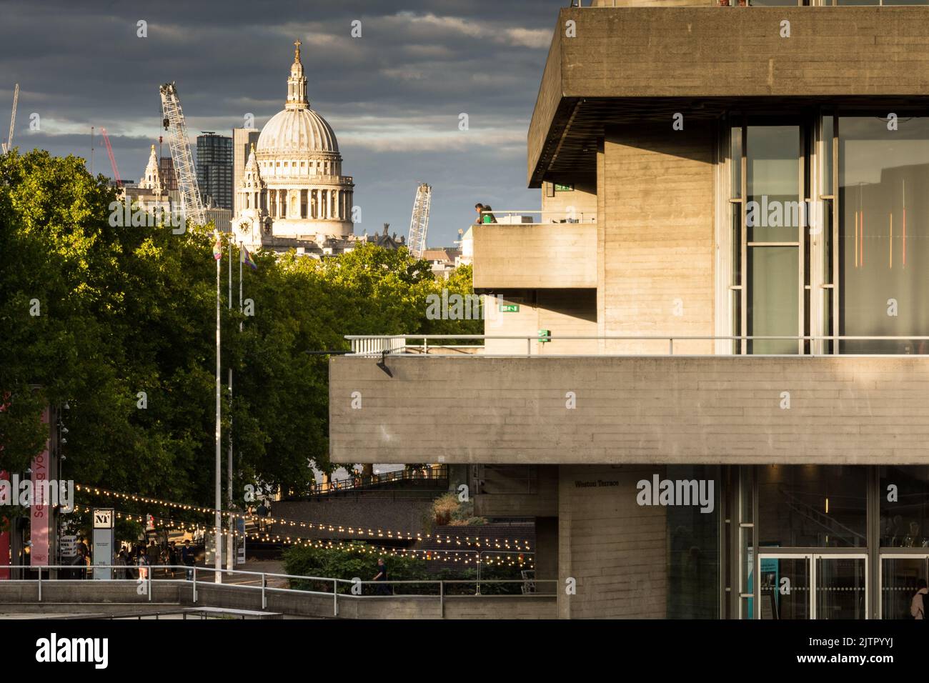 Catedral de San Pablo y el Teatro Nacional de Denys Lasdun en la orilla sur de Londres, Upper Ground, Lambeth, Londres, SE1, REINO UNIDO, Foto de stock