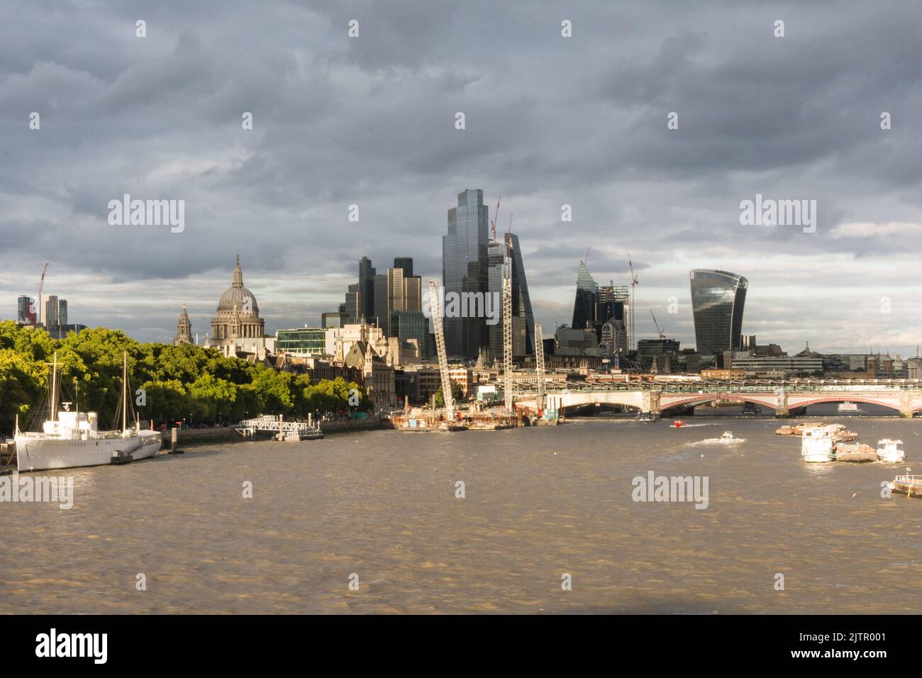 Vista del río Támesis y los rascacielos de la ciudad de Londres desde Waterloo Bridge, Londres, Inglaterra, Reino Unido Foto de stock