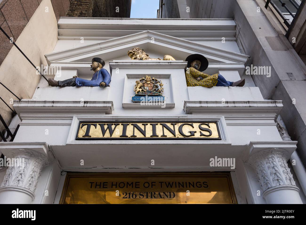 El frontón decorativo de influencia china sobre la entrada a la Twinings Tea Shop y Emporium on the Strand, Londres, Inglaterra, Reino Unido Foto de stock