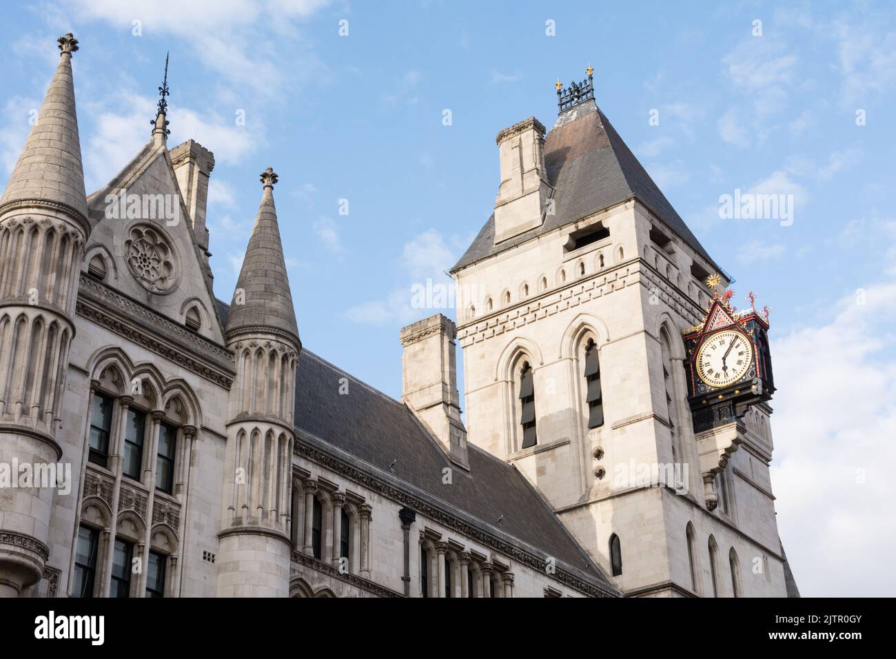 La esfera del reloj y la torre en la Corte Real de Justicia, Fleet Street, Londres, Inglaterra, Reino Unido Foto de stock