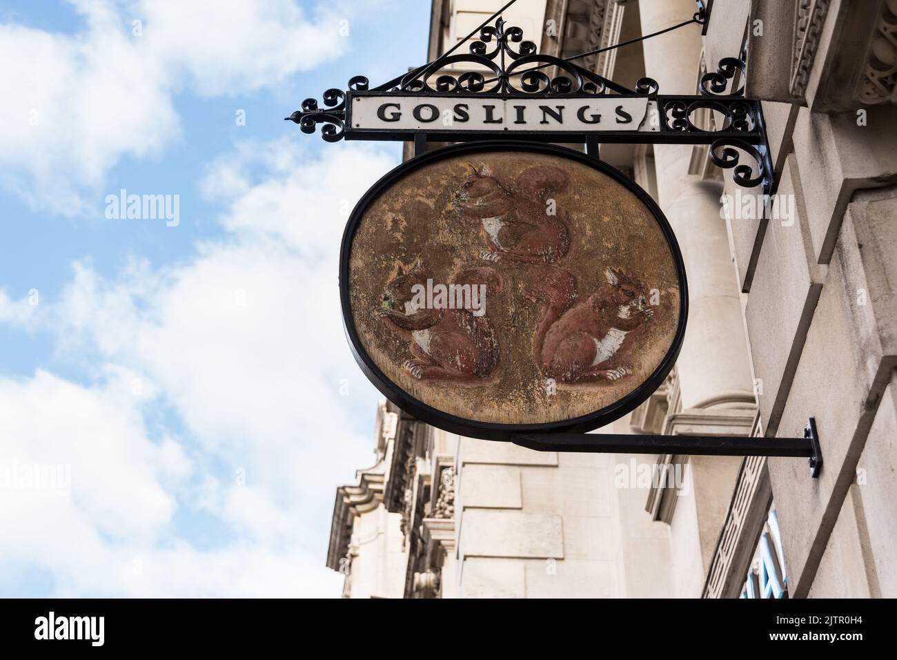 Primer plano de la rama 'goeslings' de Barclays Bank en Fleet Street en el signo de las tres ardillas, 19 Fleet Street, Temple, Londres, EC4, Inglaterra Foto de stock