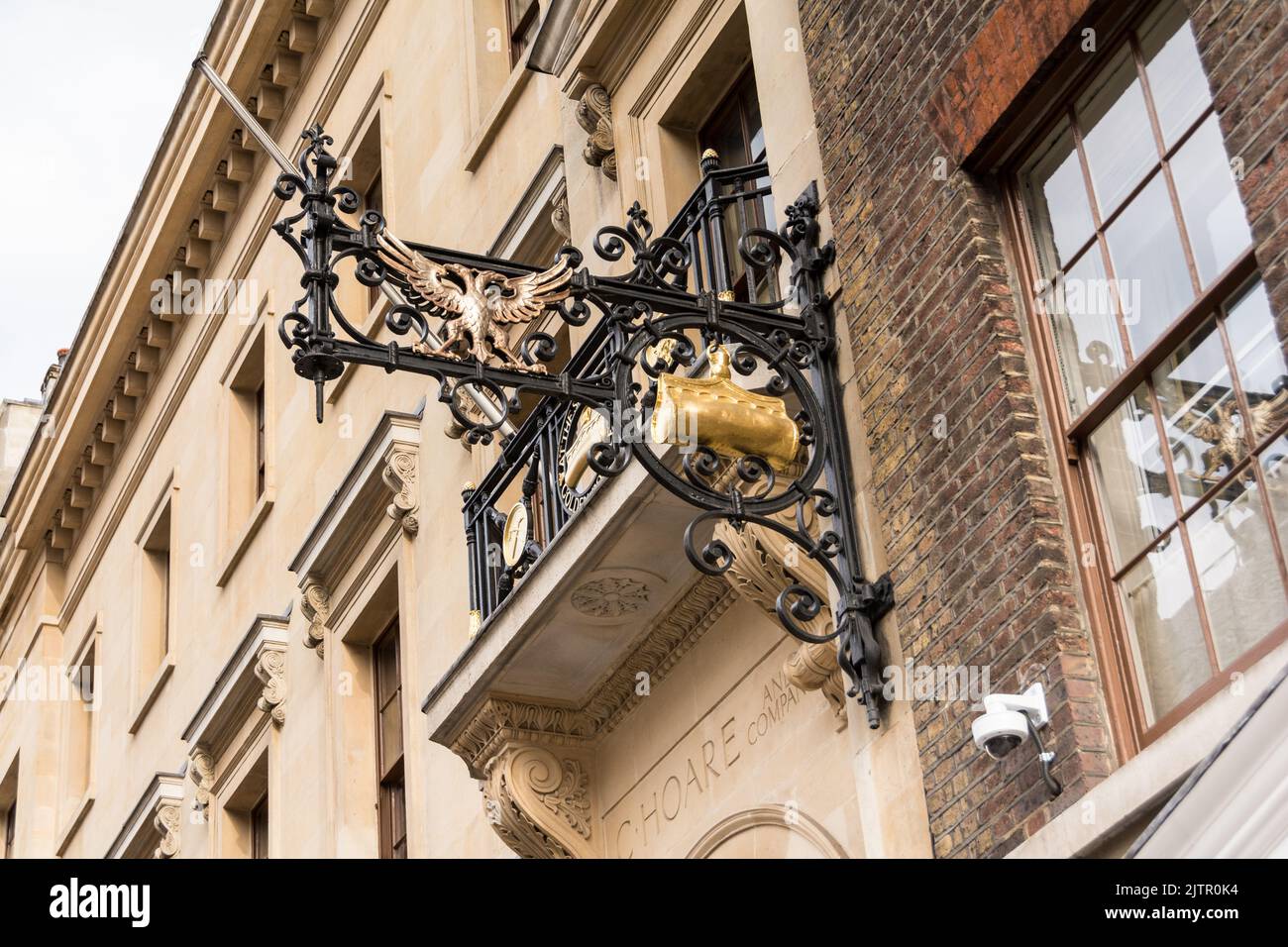El 'signo de la botella de oro' en las afueras de C. Hoare & Co., el banco de depósito privado más antiguo de Gran Bretaña, en Fleet Street, Londres, Inglaterra, Reino Unido Foto de stock