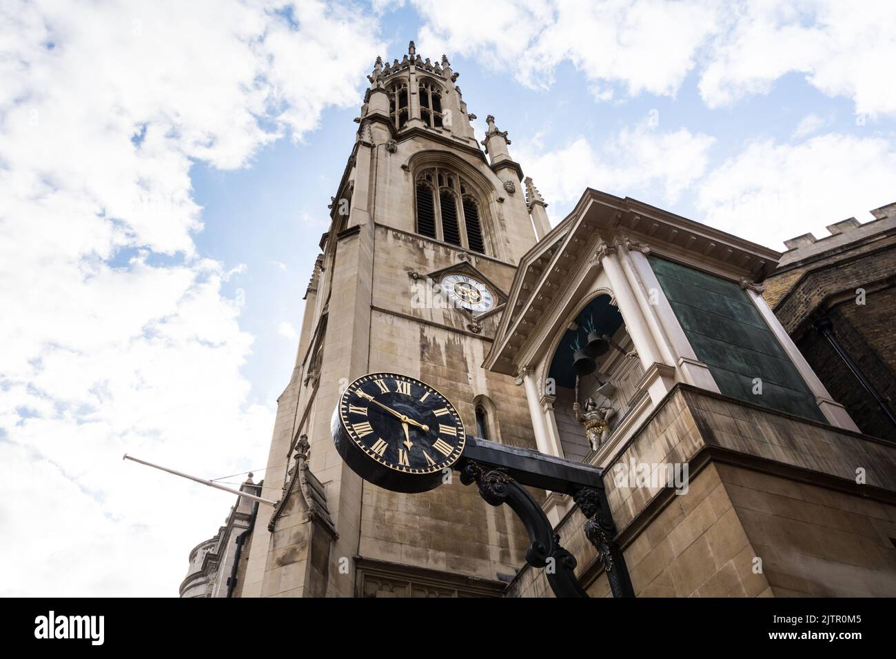 El campanario, el reloj y los Gigantes de St Dunstan-in-the-West iglesia en Fleet Street, Londres, Inglaterra, Reino Unido. Foto de stock