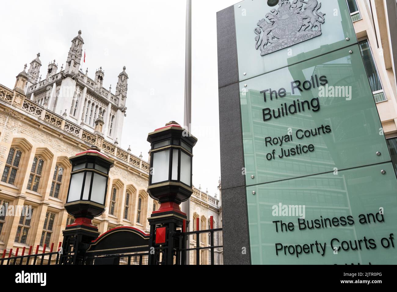 Entrada al edificio Rolls, Royal Courts of Justice, Business and Property Courts of England and Wales, Fetter Lane, Londres, Inglaterra, Reino Unido Foto de stock