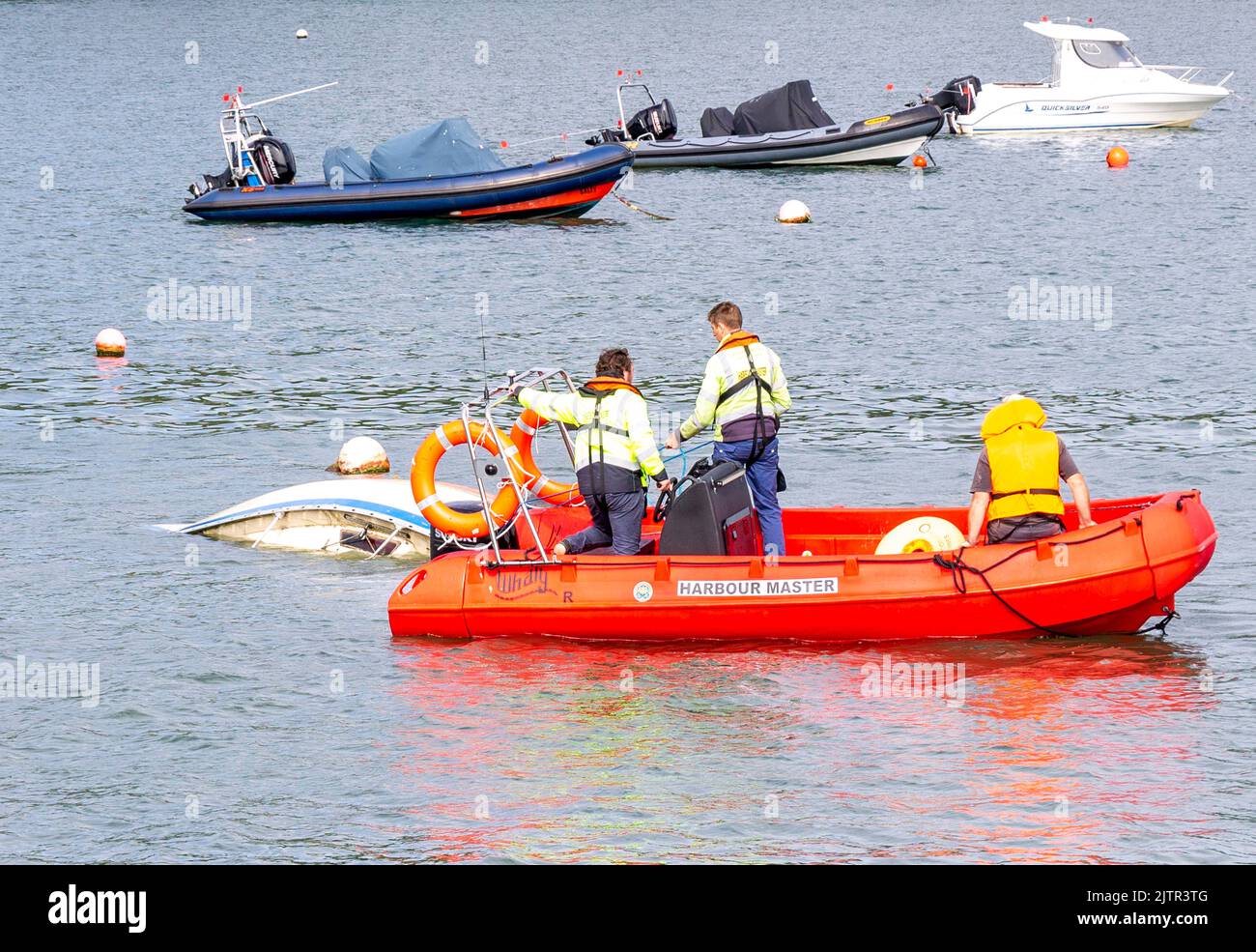 Local Harbour Master quitar yate hundido remolcándolo lejos de amarrar con Waly Boat Foto de stock