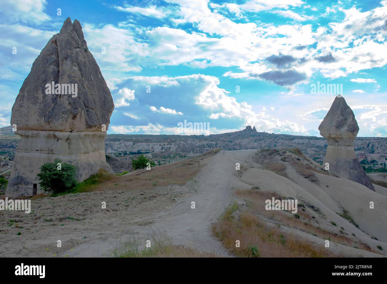 Rocas Volcánicas Y Acantilados De Piedra Caliza En El Valle De